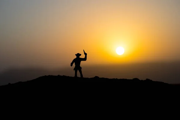 Concepto Vaquero Silueta Vaquero Atardecer Una Silueta Vaquero Una Montaña — Foto de Stock