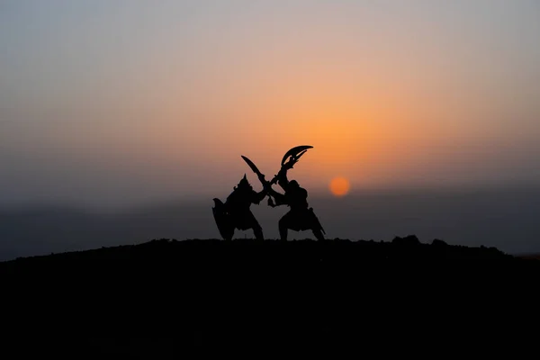 Μεσαιωνική Μάχη Σκηνή Ηλιοβασίλεμα Σιλουέτες Των Μαχών Πολεμιστές Φόντο Ηλιοβασίλεμα — Φωτογραφία Αρχείου