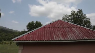 Güzel manzara ile binalarda yaz, Azerbaycan, orman ve dağlar