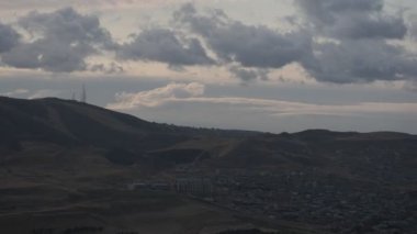 Dağlar ve Kafkasya'da orman yaz, görkemli manzara. Dramatik gökyüzü bulutlu. Azerbaycan