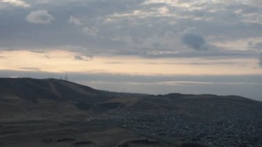 Dağlar ve Kafkasya'da orman yaz, görkemli manzara. Dramatik gökyüzü bulutlu. Azerbaycan