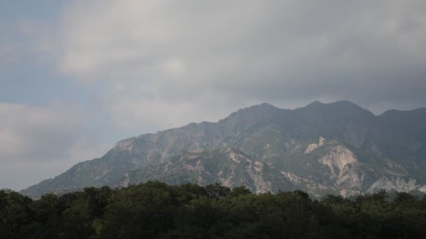 Majestosa Paisagem Das Montanhas Floresta Cáucaso Verão Céu Dramático Com — Vídeo de Stock
