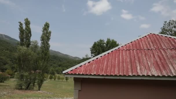 Vackra Landskap Berg Och Skog Med Byggnader Sommaren Azerbajdzjan — Stockvideo