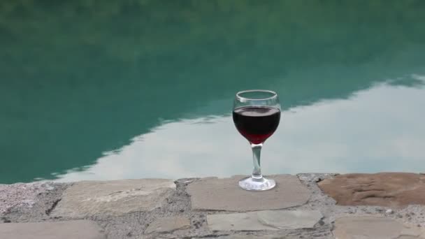 Beber Vaso Alto Junto Piscina Refresco Día Verano Cóctel Jugo — Vídeo de stock