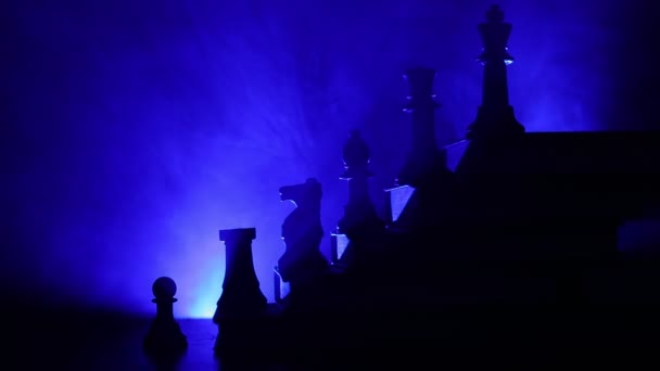 事業階層 チェスの駒の戦略コンセプト チェス上部王と書籍のピラミッドの上に立っています トーンの光で暗い霧の背景 コピー スペース — ストック動画