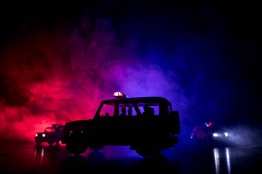 Geceleri polis arabaları. Polis arabası sisli bir arabayı gece takip ediyor. 911 acil durum arabası suç mahalline doğru hızla gidiyor. Seçici odak
