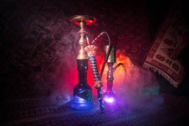 Nargile kömürü nargile kupa Arap iç de buhar bulutları yapma. Şark süsleme halı üzerinde. Şık oryantal shisha içinde karanlık arka ışık ile. Shisha reklam için. Seçici odak