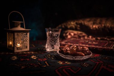 Su ve tarihleri. Iftar akşam yemeğidir. Halı üzerinde görünümü dekorasyon ramazan Kareem tatil. Bayram tebrik kartı, Müslüman kutsal ay ramazan Kareem için davet. Seçici odak