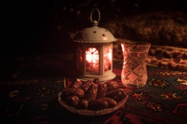 Su ve tarihleri. Iftar akşam yemeğidir. Halı üzerinde görünümü dekorasyon ramazan Kareem tatil. Bayram tebrik kartı, Müslüman kutsal ay ramazan Kareem için davet. Seçici odak
