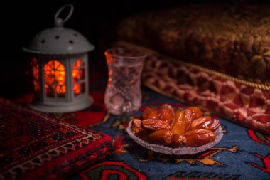 Su ve tarihleri. Iftar akşam yemeğidir. Halı üzerinde görünümü dekorasyon ramazan Kareem tatil. Bayram tebrik kartı, Müslüman kutsal ay ramazan Kareem için davet. Seçici odak