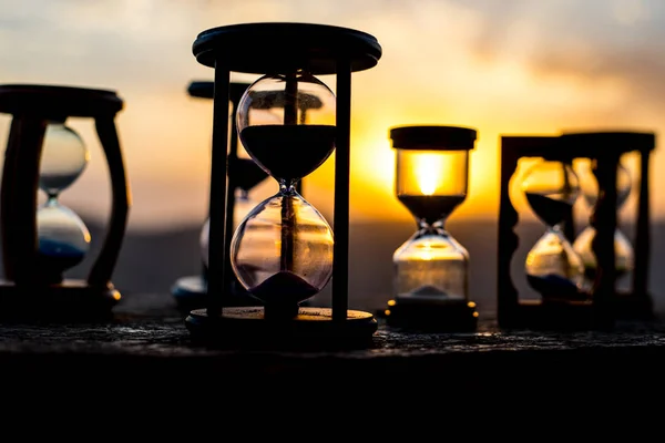 Sanduhr Vorüberziehende Zeitraffer Wolken Eine Sanduhr Vor Einem Strahlend Blauen — Stockfoto