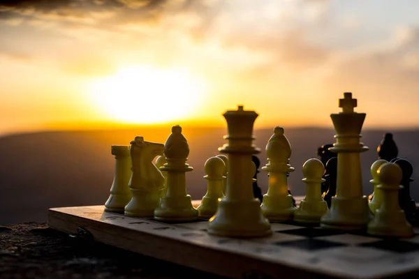 아이디어와 아이디어 체스는 체스판 배경에 선택적 — 스톡 사진