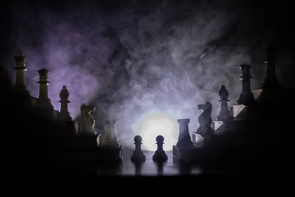 事業階層 チェスの駒の戦略コンセプト チェス上部王と書籍のピラミッドの上に立っています トーンの光で暗い霧の背景 コピー スペース — ストック写真