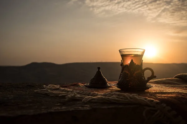 东部地毯上玻璃上的东方红茶 东方茶的概念 Armudu 传统杯 日落背景 选择性聚焦 — 图库照片