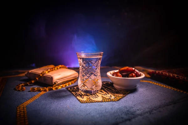 Su ve tarihleri. Iftar akşam yemeğidir. Halı üzerinde görünümü dekorasyon ramazan Kareem tatil. Bayram tebrik kartı, Müslüman kutsal ay ramazan Kareem için davet. Seçici odak