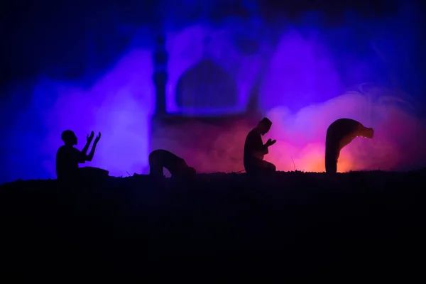 Silhouet Van Bidden Man Met Wazig Moskee Voortbouwend Afgezwakt Mistige — Stockfoto