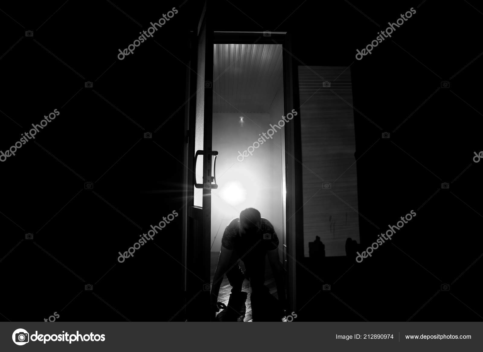 Silhueta Uma Figura Sombra Desconhecida Uma Porta Por Uma Porta fotos,  imagens de © zeferli@gmail.com #212890974