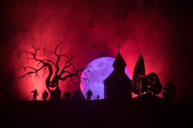 Zombi mezarlığı ölü ağaçlar, moon, kilise ve ürkütücü bulutlu gökyüzü sis, korku Halloween kavramı ile korkunç görünümü. Tonda