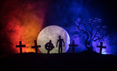 Zombi mezarlığı ölü ağaçlar, moon, kilise ve ürkütücü bulutlu gökyüzü sis, korku Halloween kavramı ile korkunç görünümü. Tonda