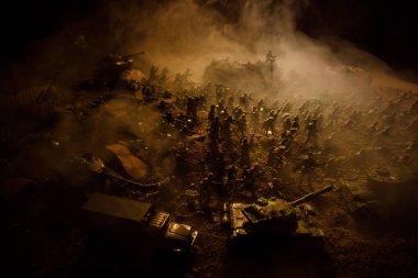 Savaş kavramı. Askeri siluetleri sahne üzerinde savaş sis sky mücadele arka plan, Dünya Savaşı askerler siluetleri bulutlu manzarası, gece aşağıda. Saldırı sahne. Zırhlı araçlar. Seçici odak. Dekorasyon