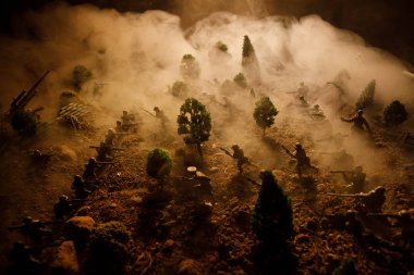 Savaş kavramı. Askeri siluetleri sahne üzerinde savaş sis sky mücadele arka plan, Dünya Savaşı askerler siluetleri bulutlu manzarası, gece aşağıda. Saldırı sahne. Zırhlı araçlar. Seçici odak. Dekorasyon