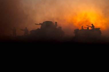 Savaş kavramı. Askeri mücadele sahne siluetleri. Dünya Savaşı Alman tank ve asker siluetleri gün batımında. Saldırı sahne. Zırhlı araçlar. Savaş tankları