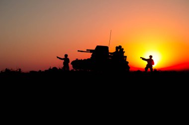 Savaş kavramı. Askeri mücadele sahne siluetleri. Dünya Savaşı Alman tank ve asker siluetleri gün batımında. Saldırı sahne. Zırhlı araçlar. Savaş tankları