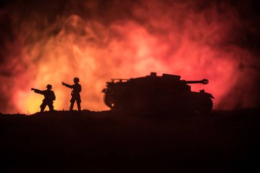 Savaş Konsepti. Savaş sisli gökyüzü arka planında askeri siluetler gece vakti Bulutlu Gökyüzünün altında Alman Tankları siluetleri. Saldırı sahnesi. Zırhlı araçlar. Tanklar savaşıyor