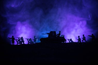 Savaş Konsepti. Savaş sisli gökyüzü arka planında askeri siluetler gece vakti Bulutlu Gökyüzünün altında Alman Tankları siluetleri. Saldırı sahnesi. Zırhlı araçlar. Tanklar savaşıyor