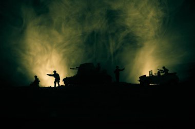 Savaş Konsepti. Savaş sisli gökyüzü arka planında askeri siluetler gece vakti Bulutlu Gökyüzünün altında Alman Tankları siluetleri. Saldırı sahnesi. Zırhlı araçlar. Tanklar savaşıyor
