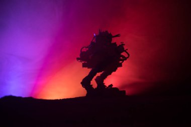 Dev robot silüeti. Sisli yangın gökyüzü arka plan ile eylem fütüristik depoda. Savaş aracı.