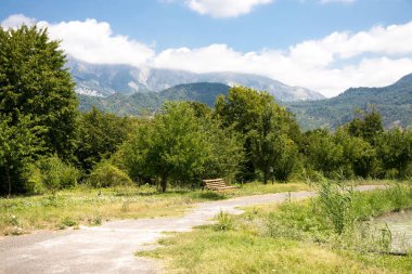 Park göl kenarında güneşli gün, tezgah ormandaki göl yakınındaki boş tezgah. Azerbaycan doğa. Caucasus