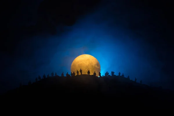 무서운 안개와 떠오르는 보름달과 언덕에 좀비의 보름달 실루엣의 그룹입니다 할로윈 — 스톡 사진