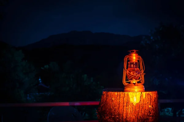 Koncepcja Halloween Horror Burning Stare Lampy Naftowej Lesie Nocy Nocny — Zdjęcie stockowe