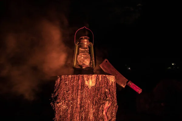 Horror Halloween Konzept Brennende Alte Öllampe Wald Der Nacht Nächtliche — Stockfoto