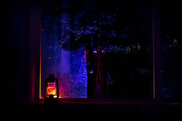 Horor Halloween Koncept Hoření Starý Olej Lampa Stojící Okno Silueta — Stock fotografie