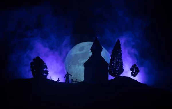 Vista Spaventosa Zombie Cimitero Albero Morto Luna Chiesa Cielo Nuvoloso — Foto Stock