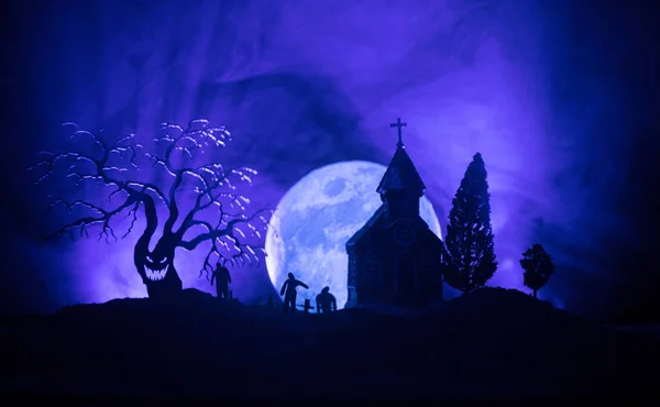 Τρομακτικό Άποψη Των Ζόμπι Στο Νεκροταφείο Νεκρό Δέντρο Φεγγάρι Εκκλησία — Φωτογραφία Αρχείου