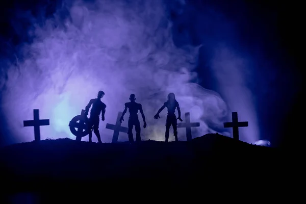 Vista Spaventosa Zombie Cimitero Albero Morto Luna Chiesa Cielo Nuvoloso — Foto Stock