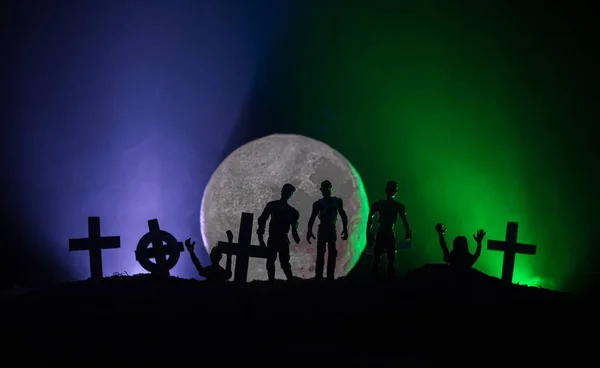 Vista Aterradora Zombies Cementerio Árbol Muerto Luna Iglesia Cielo Nublado —  Fotos de Stock