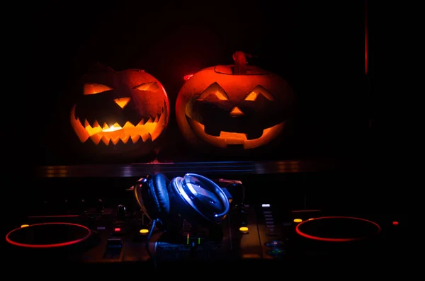 Halloween Pumpa Ett Bord Med Hörlurar Mörk Bakgrund Med Kopieringsutrymme — Stockfoto