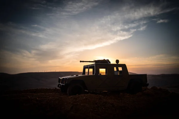 Militaire Patrouille Auto Zonsondergang Achtergrond Leger Oorlog Concept Silhouet Van — Stockfoto