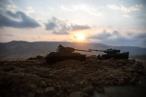 Conceito Guerra Silhuetas Militares Lutando Cena Fundo Céu Nevoeiro Guerra — Fotografia de Stock