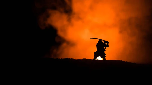 ソード シルエット天空忍者の戦闘機 暗いトーンの霧の背景の山の上に侍 選択と集中 — ストック写真