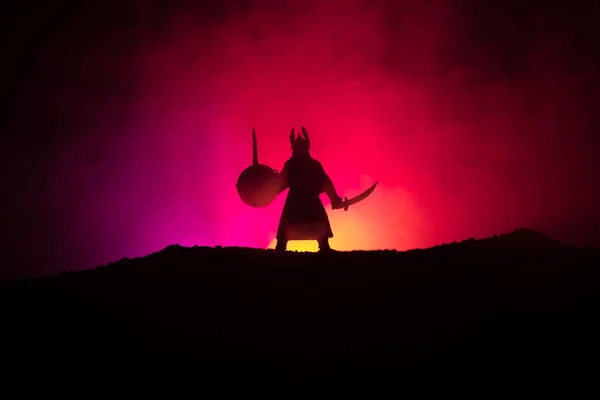 Savaşçı Bir Kılıç Siluet Bir Gökyüzü Ile Ortaçağ Knight Karanlık — Stok fotoğraf