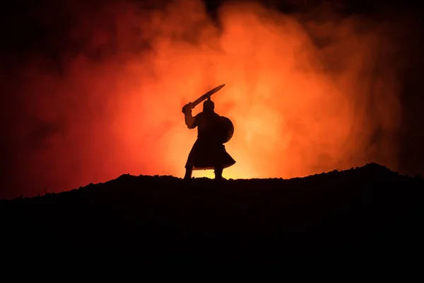 Bojovník Mečem Silueta Obloze Středověký Rytíř Mečem Tmavém Pozadí Mlhavé — Stock fotografie