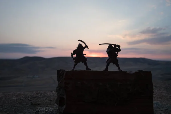 Silhueta Dois Samurais Duelo Imagem Com Dois Samurais Céu Pôr — Fotografia de Stock