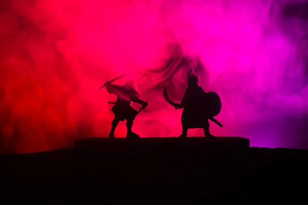 決闘で つの中世の武士のシルエット 闇の剣を持つ つの戦闘機の画像は霧の背景をトーン 選択と集中 — ストック写真