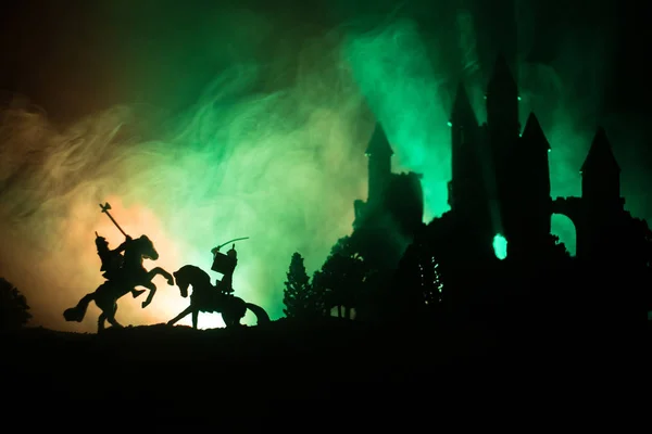 기병대와 장면입니다 개체로 인물의 실루엣 양식의 어두운 배경에 — 스톡 사진