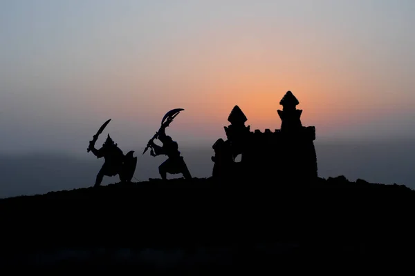 Scène Bataille Médiévale Coucher Soleil Silhouettes Guerriers Combattants Sur Fond — Photo